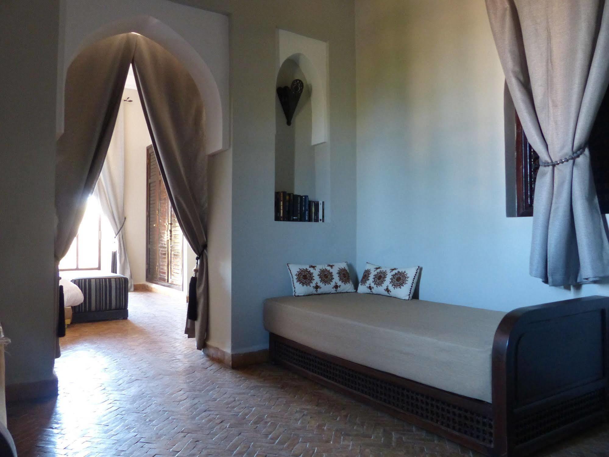 Le Cazar Hotel El Ain Exterior photo